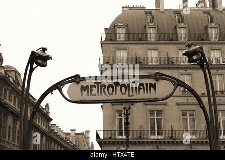 Metropolitan Zeichen Paris, Frankreich Stockfoto