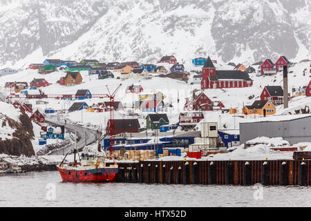 Bunte Häuser und eine Kirche auf dem Hügel, Sisimiut Stadtpanorama vom Meer entfernt, Grönland Stockfoto