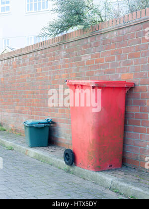 Eine rote und grüne Kasten an einer Wand. Stockfoto