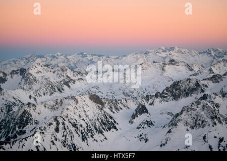 Winter Sonnenuntergang Aussicht auf die Berglandschaft von Pic Du Midi in den französischen Pyrenäen.  spektakulären farbigen Himmel Stockfoto