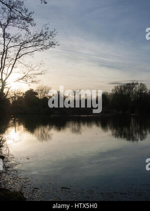 Ein Sonnenuntergang an diesem wunderschönen See in Wivenhoe. Stockfoto