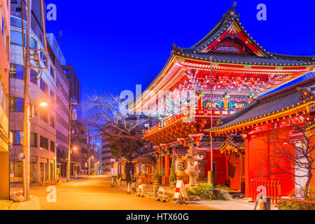 Tokyo, Japan am Haupttor Kanda-Schrein. (Text auf Tor und Laternen zu lesen "Kanda-Schrein") Stockfoto