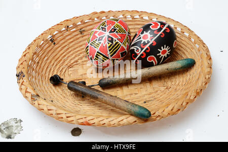 Die beiden bereit Pysankas liegen in den Korb. Es gibt auch Pisachokes im Inneren. Die Ostereier sind dekoriert mit einer Wachs-Resist-Methode. Stockfoto