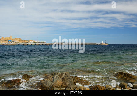 L ' Ile Rousse ist ein lebendiger Ferienort an der korsischen Küste. Es hat einen Hafen in der Nähe von den großen felsigen roten Insel Ile De La Pietra. Stockfoto