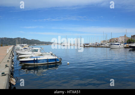 Saint-Florent ist ein Fischerhafen in der Nähe der Golf mit dem gleichen Namen. Heute ist es ein beliebtes Sommer-Urlaubsziel für viele Touristen. Stockfoto