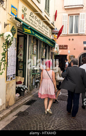 Le Cafe Jardin im Handelszentrum von Antibes in einer Fußgängerzone. Frankreich. Stockfoto