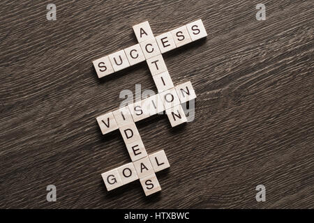 Erfolg erzielen Unternehmen Keywords gesammelt von hölzernen Würfel im Kreuzworträtsel Stockfoto