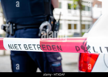 Amsterdam Niederlande 16. Juni. Polizist hinter roten Kunststoffband nach einem Vorfall in der Schule Stockfoto