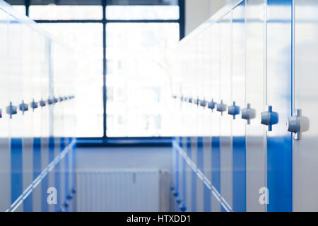 Schließfächer. Hintergrundbeleuchtung mit flachen Dept aus Feld. DOF Stockfoto