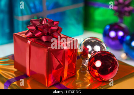 bunte Geschenkboxen mit Xmas Ornamente Stockfoto