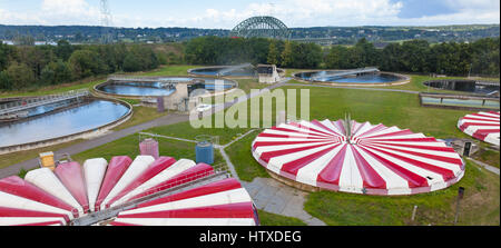 Wassertanks in der Abwasser-Behandlung-Verarbeitung. Stockfoto