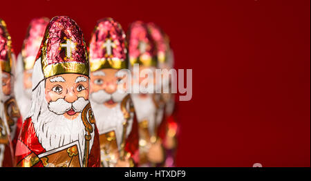 Nahaufnahme von Sinterklaas. Sankt Nikolaus Schokolade Figur des niederländischen Charakter des Weihnachtsmannes. Mit Textfreiraum. Stockfoto