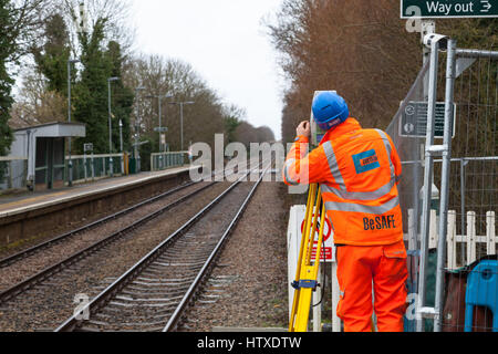 Costain Surveyor durch ein Leica Viva Vermessung Maschine tragen costain sichere Sicherheit Kleidung auf eine Bahnlinie, Kent, Großbritannien suchen Stockfoto