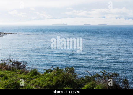 Frachtschiffe auf Juan de Fuca Strait von Dallas Straße. Victoria, BC. Kanada Stockfoto