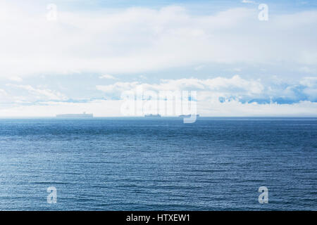 Frachtschiffe auf Juan de Fuca Strait von Dallas Straße. Victoria, BC. Kanada Stockfoto