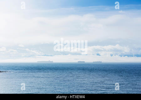 Frachtschiffe auf Juan de Fuca Strait von Dallas Straße. Victoria, BC. Kanada Stockfoto