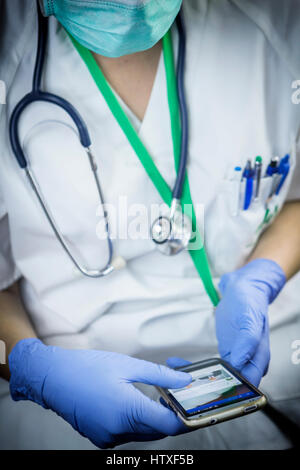 Krankenschwester sendenden klinische Ergebnisse mit Handy Stockfoto