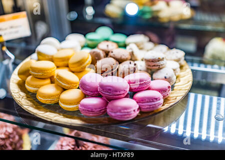 Anzeige der Haufen von vielen bunten kleinen Macarons auf Tablett Stockfoto