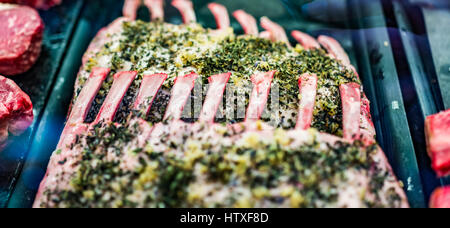 Makro Nahaufnahme von rohen Lamm Koteletts mit grünen Kräutern Stockfoto