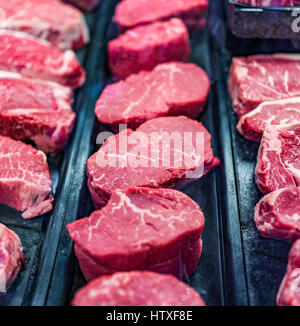 Einschnitte des Filet Rindfleisch Stücke auf dem Display im store Stockfoto