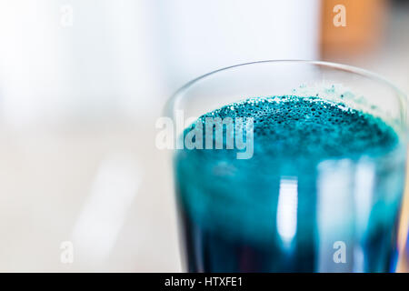 Makro Nahaufnahme von Spirulina Smoothie aus Glas mit Luftblasen Stockfoto