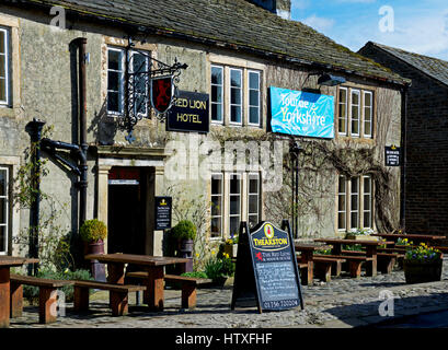 Das Red Lion Pub, Burnsall, Wharfedale, Yorkshire Dales National Park, North Yorkshire, England, Großbritannien Stockfoto