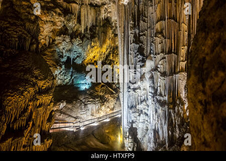 Natürliche Höhle in Andalusien, Spanien--in Cuevas de Nerja gibt eine Vielzahl von geologischen Höhlenformationen Stockfoto