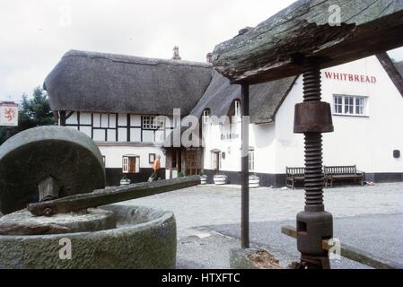 Schleifgeräten vor dem Red Lion Pub auf High Street, Avebury, Marlborough, Wiltshire, Vereinigtes Königreich, 1975. Stockfoto