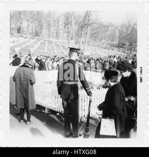 Menschen versammeln sich am Grab des ermordeten Vereinigte Staaten Präsident John f. Kennedy kurz nach seinem Tod am Arlington Nationalfriedhof Arlington, Virginia, Dezember 1963. Stockfoto