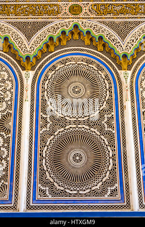 Fes, Marokko.  Geometrische Stuck Design im Fenster der Kairaouine-Moschee. Stockfoto
