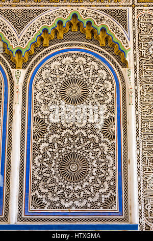 Fes, Marokko.  Geometrische Stuck Design im Fenster der Kairaouine-Moschee. Stockfoto