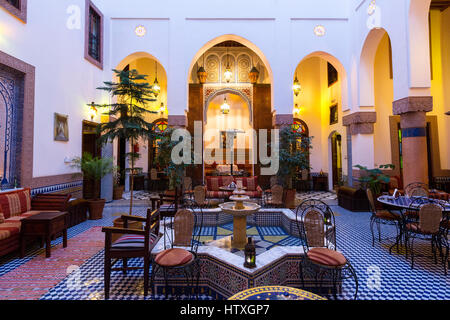 Fes, Marokko.  Riad Al-Ahlam, Innenhof.  Ein Boutique-Hotel. Stockfoto