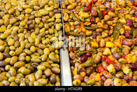 Fes, Marokko.  Oliven zum Verkauf im Souk, Fes El-Bali. Stockfoto