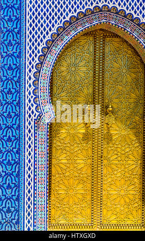 Fes, Marokko.  Eingang zu der Dar El Makhsen, des Königspalastes, Fes El Jedidi. Stockfoto