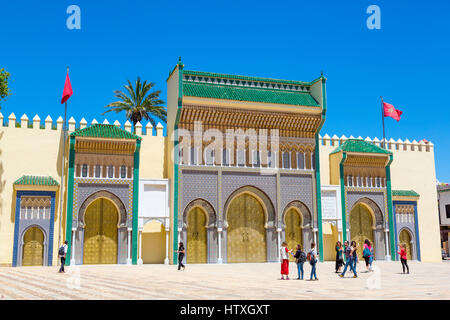 Fes, Marokko.  Touristen, die das Tor zu der Dar El Makhsen, des Königspalastes, Fes El Jedidi anzeigen. Stockfoto