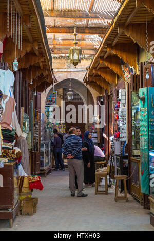 Fes, Marokko.  Straßenszene in die Medina Fès El-Bali. Stockfoto