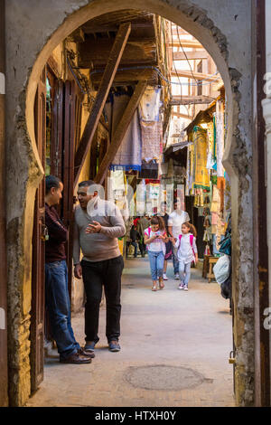 Fes, Marokko.  Straßenszene in der Medina. Stockfoto