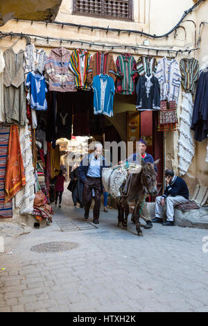 Fes, Marokko.  Straßenszene in der Medina.  Lasttiere benötigt, da Straßen für Kraftfahrzeuge zu schmal sind. Stockfoto