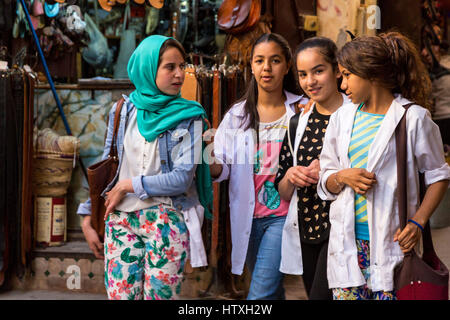 Fes, Marokko.  Junge Frauen in modernen marokkanischen Kleid Stile zu Fuß in die Altstadt. Stockfoto