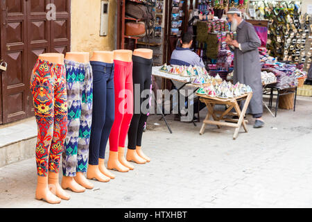 Fes, Marokko. Schaufensterpuppen Anzeigen von Damen Hosen in der Medina. Stockfoto