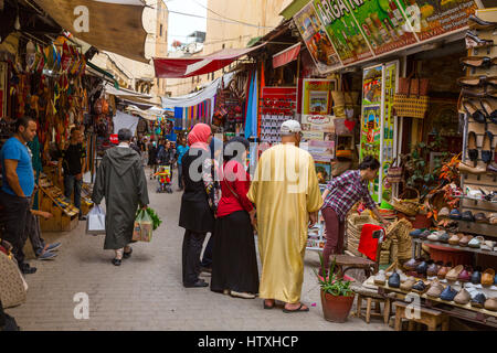 Fes, Marokko.  Straßenszene in der Medina, Tala'a Seghira, Fes El-Bali.  Familie einkaufen. Stockfoto