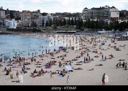 Sydney, Australien - 5. Februar 2017. Menschen Sie entspannen, Schwimmen und Sonnenbaden am Coogee Beach. Befindet sich auf Sydneys berühmte Küstenweg, der sich erstreckt Stockfoto