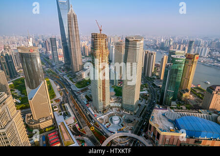 China, Shanghai. Ein Blick auf die Wolkenkratzer von Pudong Area vom Aussichtspunkt Oriental Pearl TV Tower. Die Aussichtsplattform befindet sich in einer Höhe von thr Stockfoto