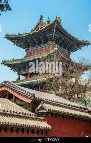 China, das Shaolin-Kloster. Einer der Wachtürme des Klosters für mehr als dreißig Meter hoch. Stockfoto