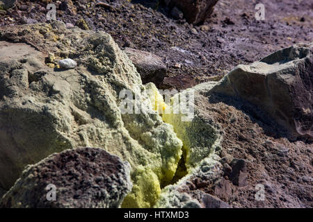 Schwefel-Haze und Kristalle auf den Felsen. Vulkan-Insel im Archipel der Äolischen Inseln in der Nähe von Sizilien - Italien. Stockfoto