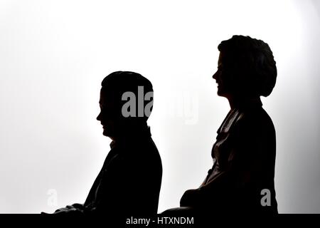 Miniatur Figur Rentner paar mit Blick auf Links in der Silhouette. Stockfoto