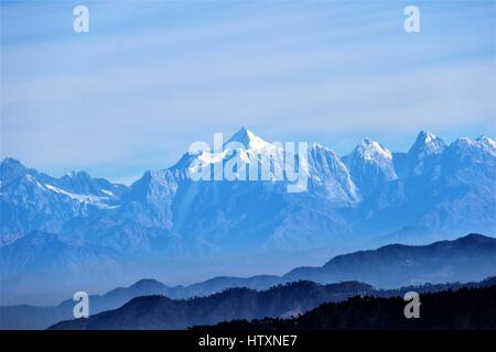 Himalaya von Kumaun Hügeln (am frühen Morgen) Stockfoto