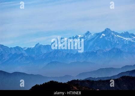 Himalaya von Kumaun Hügeln (am frühen Morgen) Stockfoto