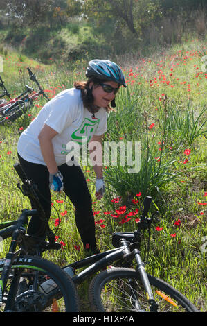 Eine Freizeit cross Contry Radfahrer mit Schutzkleidung. Fotografierten Negev-Wüste, Israel Model-Release verfügbar Stockfoto