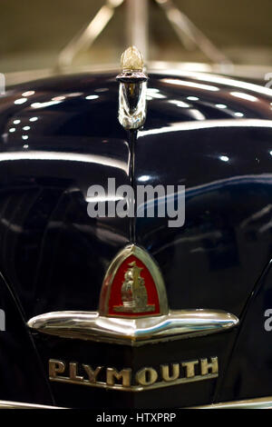 1947 Plymouth Special Deluxe Coupe.  Ansicht von vorne. Detail von der Vorderseite des Fahrzeugs.   Ausstellung von antiken und klassischen Autos. Stockfoto